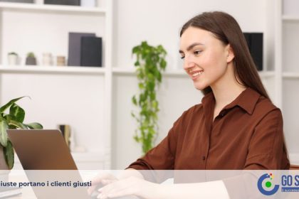 Professionista scrive articoli per il blog aziendale come parte della strategia di comunicazione digitale