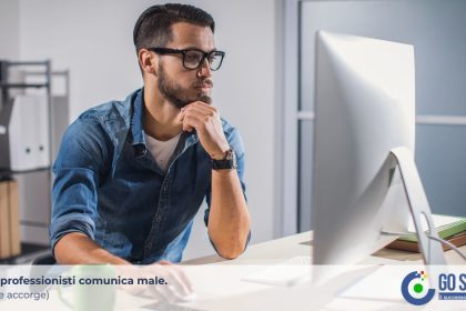 Professionista che lavora al computer per migliorare gli errori di comunicazione online