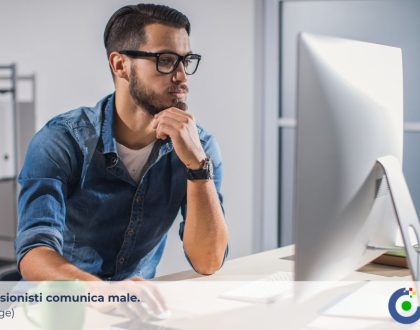 Professionista che lavora al computer per migliorare gli errori di comunicazione online