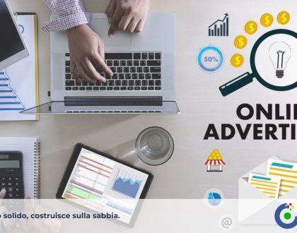 Professionista analizza campagne di pubblicità online su Google e Meta Ads per promuovere la propria attività