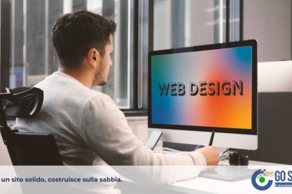 Professionista lavora alla realizzazione di un sito web moderno per migliorare la comunicazione digitale