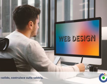 Professionista lavora alla realizzazione di un sito web moderno per migliorare la comunicazione digitale