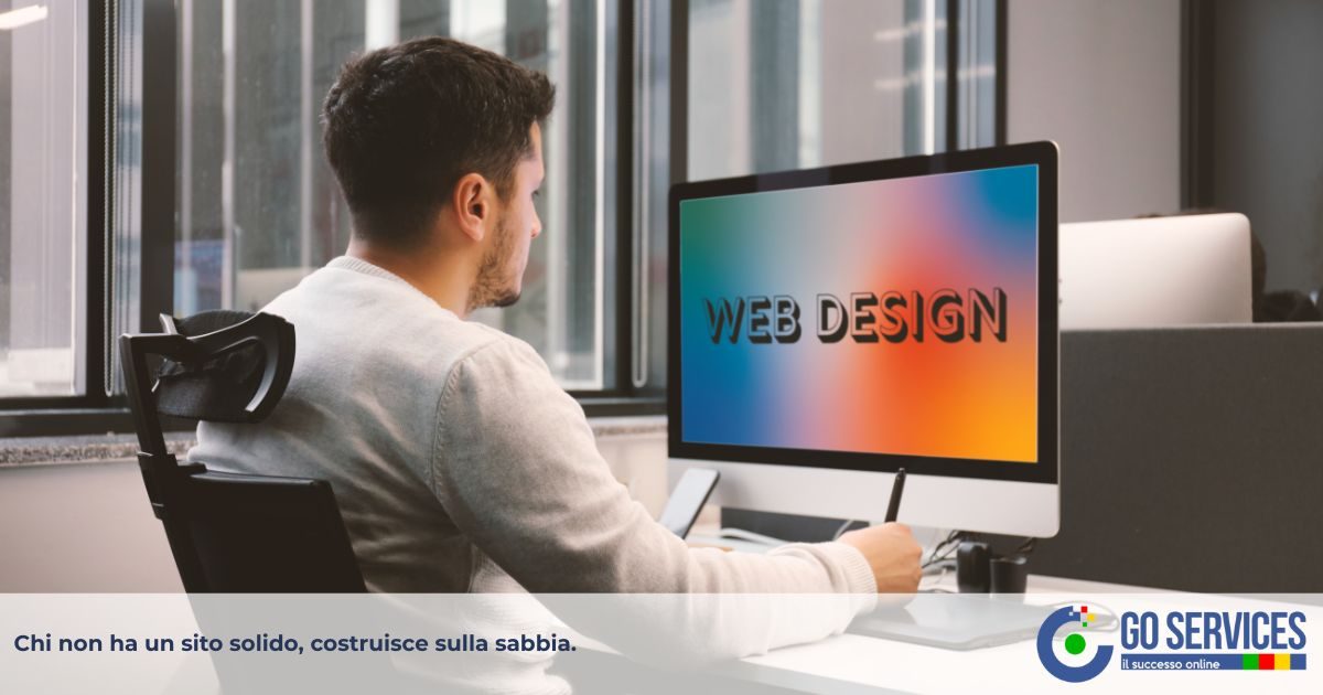 Professionista lavora alla realizzazione di un sito web moderno per migliorare la comunicazione digitale