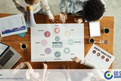 Professionista analizza dati e strategie di web marketing su computer per migliorare la comunicazione digitale