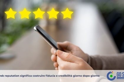 Professionista analizza recensioni e reputazione online per migliorare la propria immagine digitale